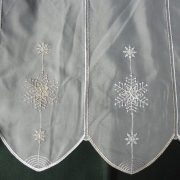 HÓPEHELY, karácsonyi mintás, arannyal és fehérrel hímzett vitrázs függöny
